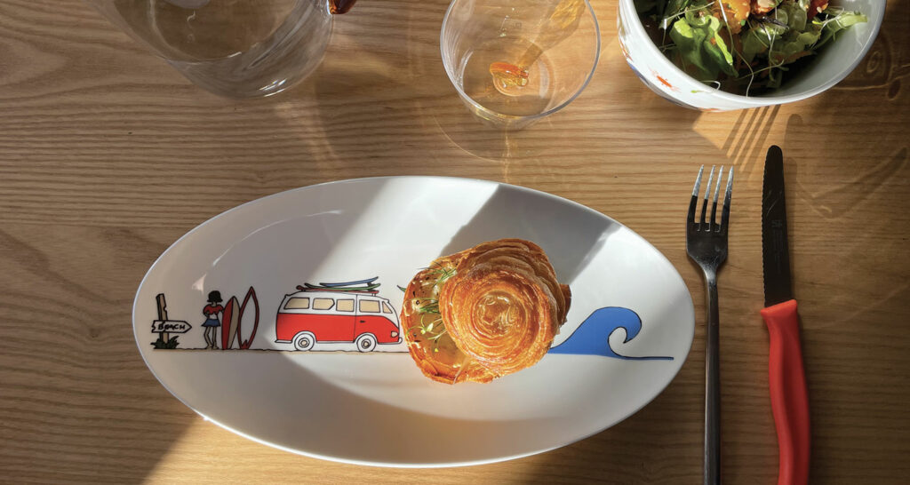 oeuf cocotte dans brioche individuelle, une recette réconfortante et délicieuse, par assiettes et compagnie, présentation sur plat ovale la plage