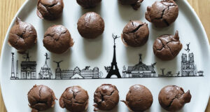 financiers aux chocolats sur assiettes et compagnie, voici une recette épatante sur une mini assiette la plage et sur les plats Paris 2024 par assiettes et compagnie