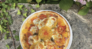 tarte feuilletée aux tomates, oignons et mozarella sur plat Pays Basque par assiettes et compagnie