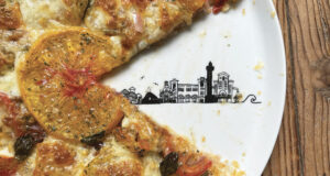 tarte feuilletée aux tomates, oignons et mozarella sur plat Pays Basque par assiettes et compagnie