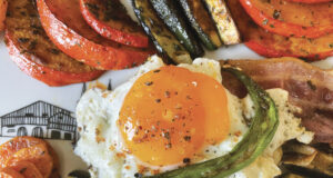 une assiette de légumes d'automne qui apporte du réconfort avec son oeuf et sa ventreche basque, une recette idéale pour les premiers jours d'automne où l'on profite des derniers piments doux et courgettes du jardin et en même temps des premiers légumes d"hiver.... présentation sur le grand plat ovale basque d'assiettes et compagnie