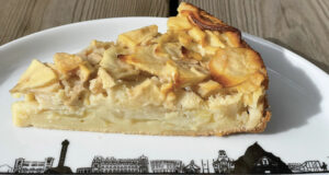 le gateau invisible aux pommes est un régal d'automne et une franche recette de flemmarde , présentation sur une assiette biarritz