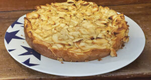 le gateau invisible aux pommes est un régal d'automne et une franche recette de flemmarde , présentation sur une assiette biarritz