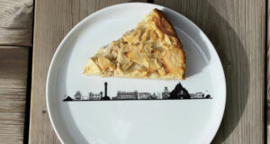 le gateau invisible aux pommes est un régal d'automne et une franche recette de flemmarde , présentation sur une assiette biarritz