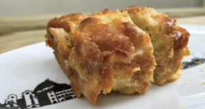 le gateau parfait est aux pommes caramélisées est une merveille et en fait vraiment facile à réaliser, il est présenter sur le grand plat ovale pays basque par assiettes et compagnie