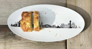 le gateau parfait est aux pommes caramélisées est une merveille et en fait vraiment facile à réaliser, il est présenter sur le grand plat ovale pays basque par assiettes et compagnie
