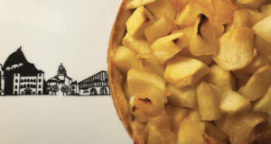 la tarte aux pommes est un grand classiqu de l'automne, celle ci est réalisée avec trois varités de pommes différentes pour une alchimie de gout très réussie, présentation sur une assiette biarritz par assiettes et compagnie