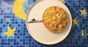 la tarte aux pommes est un grand classiqu de l'automne, celle ci est réalisée avec trois varités de pommes différentes pour une alchimie de gout très réussie, présentation sur une assiette biarritz par assiettes et compagnie