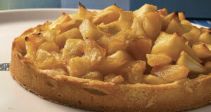 la tarte aux pommes est un grand classiqu de l'automne, celle ci est réalisée avec trois varités de pommes différentes pour une alchimie de gout très réussie, présentation sur une assiette biarritz par assiettes et compagnie