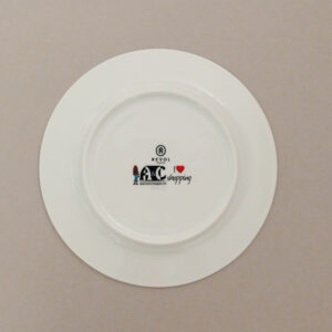 assiette I Love Shopping par assiettes et compagnie , une série d'assiettes et de plats dessinées par béatrice lassus pene avec de la porcelaine Revol, made in france