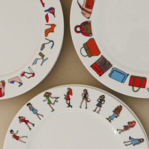 assiette I Love Shopping par assiettes et compagnie , une série d'assiettes et de plats dessinées par béatrice lassus pene avec de la porcelaine Revol, made in france