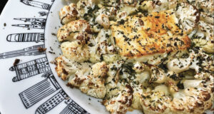 gratin de chou fleur à la feta sur un plat creux à gratin version New York par assiettes et compagnie, porcelaine Revol France