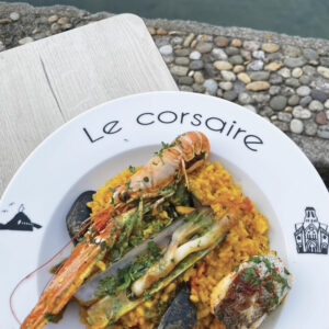 assiette à paella pour le restaurant le corsaire à biarritz par assiettes et cie