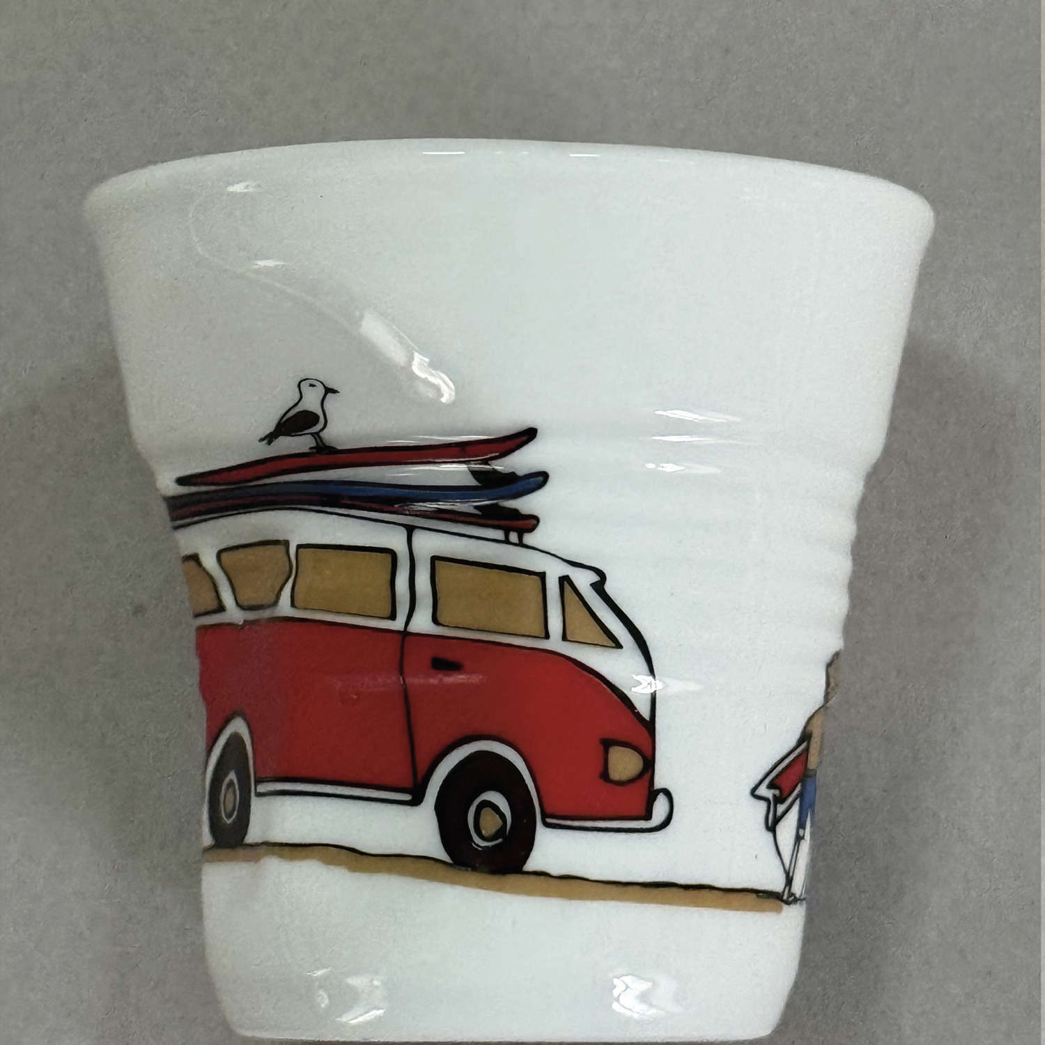 une nouvelle tasse sur votre table, un peu de nostalgie des vacances ? embarquez sur le combi VW d'assiettes et compagnie