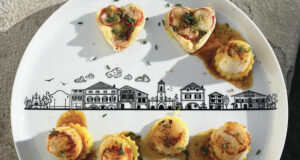 les noix de saint jacques au beurre de clémentine sur un plat la bastide clairence par assiettes et cie