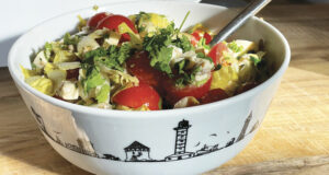 salade d'endives avec tomates et corandre dans bol bretagne d'assiettes et cie