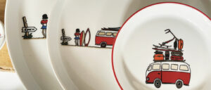 découvrez l'univers d'assiettes et compagnie, une marque d'art de la table créé au pays basque en 2006, avec des collections de porcelaines de la plus grande qualité en séries limitées et même en collection capsule sur mesure pour les restaurants ou les institutionnels, les dessins sont faits par béatrice pene lassus et ensuite posés à la main dans son atelier de la bastide clairence