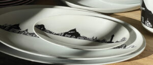 découvrez l'univers d'assiettes et compagnie, une marque d'art de la table créé au pays basque en 2006, avec des collections de porcelaines de la plus grande qualité en séries limitées et même en collection capsule sur mesure pour les restaurants ou les institutionnels, les dessins sont faits par béatrice pene lassus et ensuite posés à la main dans son atelier de la bastide clairence