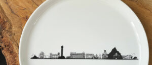 découvrez l'univers d'assiettes et compagnie, une marque d'art de la table créé au pays basque en 2006, avec des collections de porcelaines de la plus grande qualité en séries limitées et même en collection capsule sur mesure pour les restaurants ou les institutionnels, les dessins sont faits par béatrice pene lassus et ensuite posés à la main dans son atelier de la bastide clairence