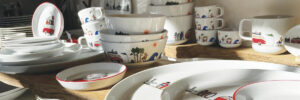 découvrez l'univers d'assiettes et compagnie, une marque d'art de la table créé au pays basque en 2006, avec des collections de porcelaines de la plus grande qualité en séries limitées et même en collection capsule sur mesure pour les restaurants ou les institutionnels, les dessins sont faits par béatrice pene lassus et ensuite posés à la main dans son atelier de la bastide clairence