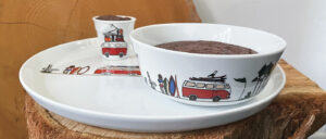 découvrez l'univers d'assiettes et compagnie, une marque d'art de la table créé au pays basque en 2006, avec des collections de porcelaines de la plus grande qualité en séries limitées et même en collection capsule sur mesure pour les restaurants ou les institutionnels, les dessins sont faits par béatrice pene lassus et ensuite posés à la main dans son atelier de la bastide clairence