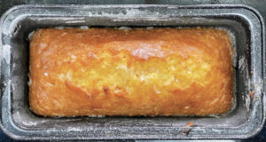 cake au citron, une recette parfaite présentée sur un plat à cake ou un plat ovale d'assiettes et compagnie