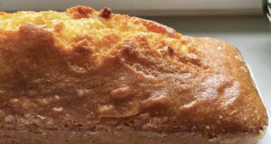 cake au citron, une recette parfaite présentée sur un plat à cake ou un plat ovale d'assiettes et compagnie