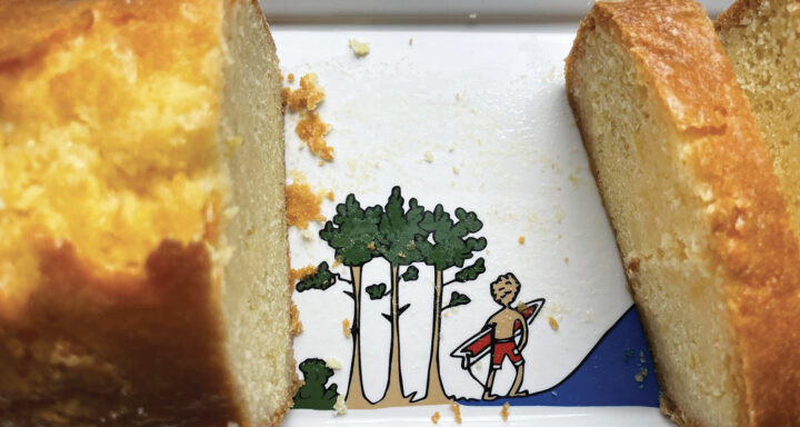 cake au citron, une recette parfaite présentée sur un plat à cake ou un plat ovale d'assiettes et compagnie