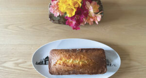 cake au citron, une recette parfaite présentée sur un plat à cake ou un plat ovale d'assiettes et compagnie