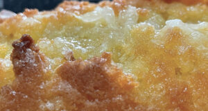 cake au citron, une recette parfaite présentée sur un plat à cake ou un plat ovale d'assiettes et compagnie