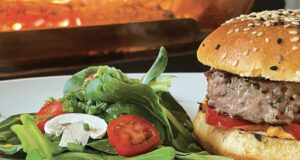 le burgel c'est un burger dans un bagel et c'est une idée ingénieuse et délicieuse, présentée dans un joli plat basque d'assiettes et compagnie