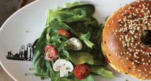 le burgel c'est un burger dans un bagel et c'est une idée ingénieuse et délicieuse, présentée dans un joli plat basque d'assiettes et compagnie