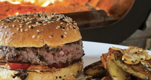 le burgel c'est un burger dans un bagel et c'est une idée ingénieuse et délicieuse, présentée dans un joli plat basque d'assiettes et compagnie
