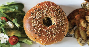 le burgel c'est un burger dans un bagel et c'est une idée ingénieuse et délicieuse, présentée dans un joli plat basque d'assiettes et compagnie