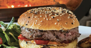 le burgel c'est un burger dans un bagel et c'est une idée ingénieuse et délicieuse, présentée dans un joli plat basque d'assiettes et compagnie