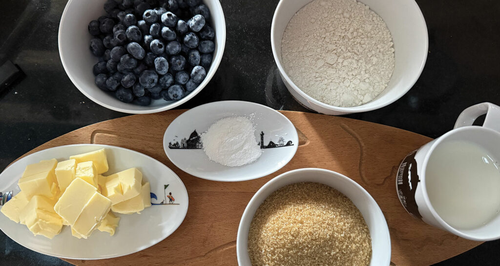 les muffins aux myrtilles sont passés sur TF1 , voici la recette des muffins aux myrtilles de Cambo, sur un plat à cake La Plage ou un plat ovale basque par Assiettes et compagnie
