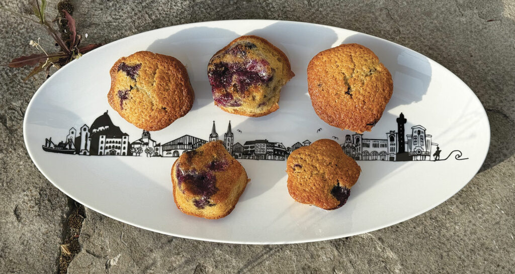 les muffins aux myrtilles sont passés sur TF1 , voici la recette des muffins aux myrtilles de Cambo, sur un plat à cake La Plage ou un plat ovale basque par Assiettes et compagnie