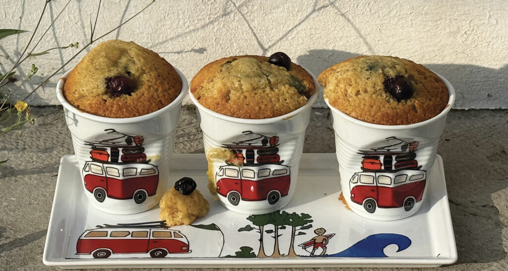 les muffins aux myrtilles sont passés sur TF1 , voici la recette des muffins aux myrtilles de Cambo, sur un plat à cake La Plage ou un plat ovale basque par Assiettes et compagnie