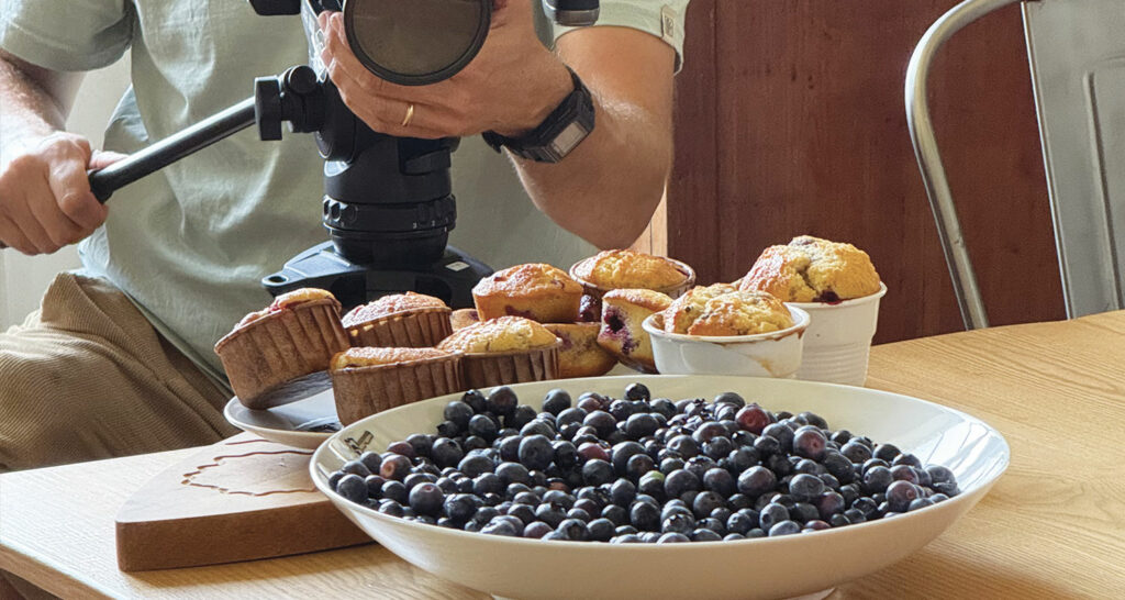 les muffins aux myrtilles sont passés sur TF1 , voici la recette des muffins aux myrtilles de Cambo, sur un plat à cake La Plage ou un plat ovale basque par Assiettes et compagnie