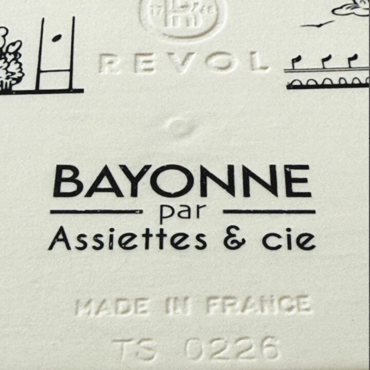 le plat à cake Bayonne est une création originale d'assiettes et compagnie, pour mettre en lumière sa ville de coeur ... la ligne magique de tous les plus beaux monuments de Bayonne, fief du pays basque et des fêtes de bayonne. plat e porcelaine française de la manufacture Revol