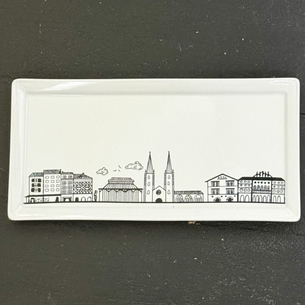 le plat à cake Bayonne est une création originale d'assiettes et compagnie, pour mettre en lumière sa ville de coeur ... la ligne magique de tous les plus beaux monuments de Bayonne, fief du pays basque et des fêtes de bayonne. plat e porcelaine française de la manufacture Revol