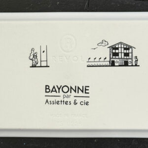 le plat à cake Bayonne est une création originale d'assiettes et compagnie, pour mettre en lumière sa ville de coeur ... la ligne magique de tous les plus beaux monuments de Bayonne, fief du pays basque et des fêtes de bayonne. plat e porcelaine française de la manufacture Revol