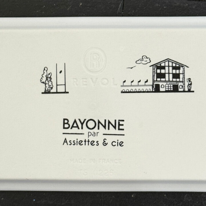 le plat à cake Bayonne est une création originale d'assiettes et compagnie, pour mettre en lumière sa ville de coeur ... la ligne magique de tous les plus beaux monuments de Bayonne, fief du pays basque et des fêtes de bayonne. plat e porcelaine française de la manufacture Revol
