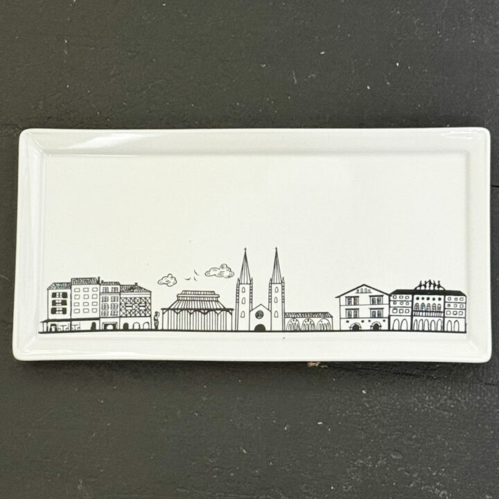 le plat à cake Bayonne est une création originale d'assiettes et compagnie, pour mettre en lumière sa ville de coeur ... la ligne magique de tous les plus beaux monuments de Bayonne, fief du pays basque et des fêtes de bayonne. plat e porcelaine française de la manufacture Revol