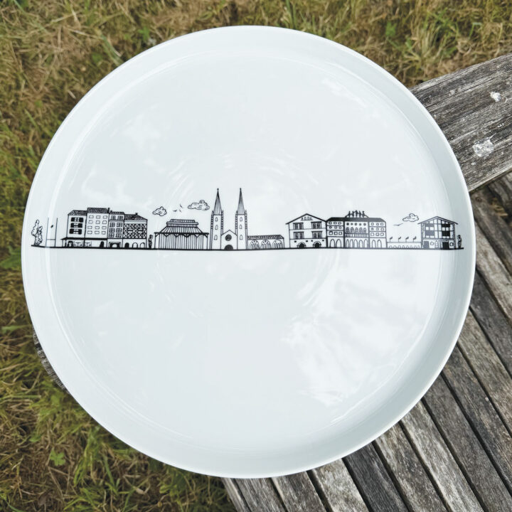 le plat rond Bayonne est une création originale d'assiettes et compagnie, pour mettre en lumière sa ville de coeur ... la ligne magique de tous les plus beaux monuments de Bayonne, fief du pays basque et des fêtes de bayonne.