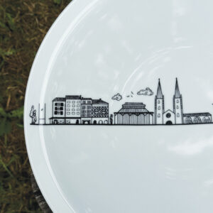 le plat rond Bayonne est une création originale d'assiettes et compagnie, pour mettre en lumière sa ville de coeur ... la ligne magique de tous les plus beaux monuments de Bayonne, fief du pays basque et des fêtes de bayonne.