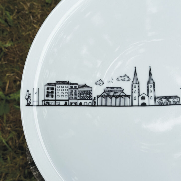 le plat rond Bayonne est une création originale d'assiettes et compagnie, pour mettre en lumière sa ville de coeur ... la ligne magique de tous les plus beaux monuments de Bayonne, fief du pays basque et des fêtes de bayonne.