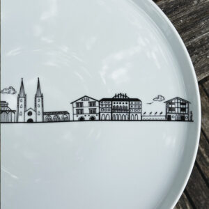 le plat rond Bayonne est une création originale d'assiettes et compagnie, pour mettre en lumière sa ville de coeur ... la ligne magique de tous les plus beaux monuments de Bayonne, fief du pays basque et des fêtes de bayonne.