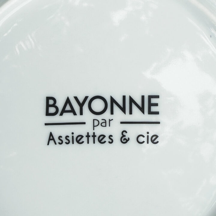 le plat rond Bayonne est une création originale d'assiettes et compagnie, pour mettre en lumière sa ville de coeur ... la ligne magique de tous les plus beaux monuments de Bayonne, fief du pays basque et des fêtes de bayonne.