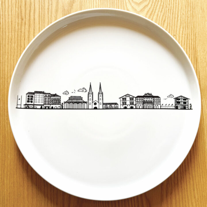 le plat rond Bayonne est une création originale d'assiettes et compagnie, pour mettre en lumière sa ville de coeur ... la ligne magique de tous les plus beaux monuments de Bayonne, fief du pays basque et des fêtes de bayonne.